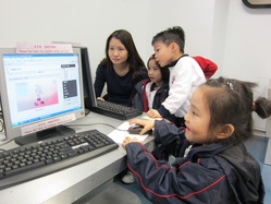 家长志愿者教导学生如何正确运用资讯科技。