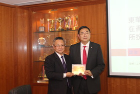 台北经济文化办事处严重光处长(左)致送纪念品予施荣恒副主席。
