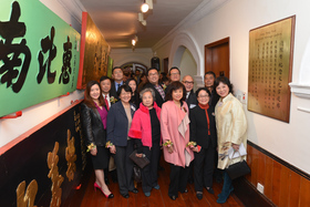 嘉宾在「冯凤华纪念文化古迹廊」合照。