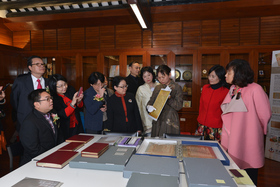 东华三院档案及历史文化总主任史秀英( 右三) 向一众嘉宾讲解东华文物保育工作的情况。
