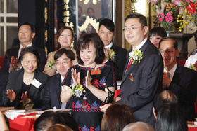 癸巳年主席陈婉珍博士（左）移交契据及印信予甲午年施荣恒主席。