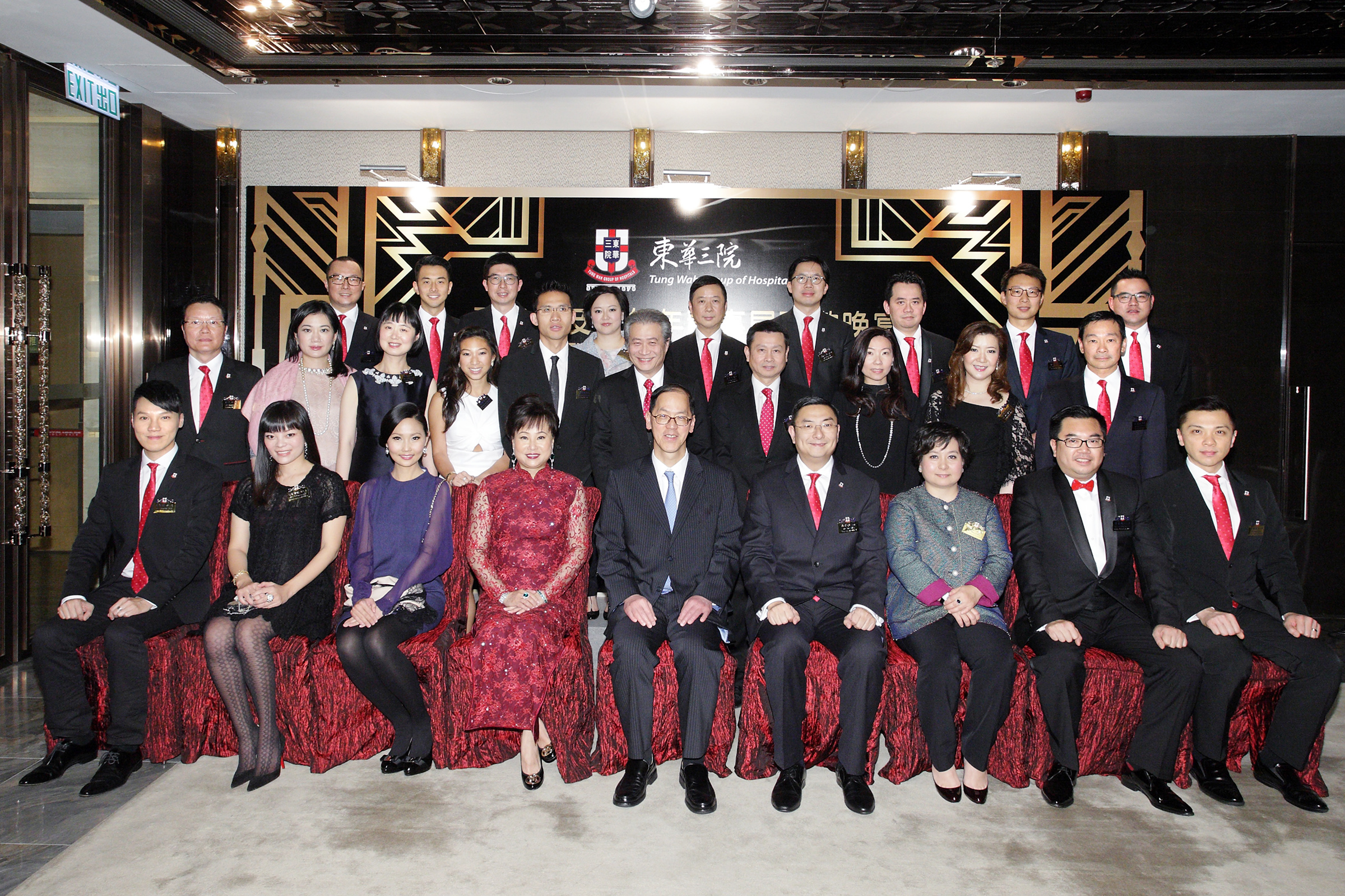 民政事务局局长曾德成GBS太平绅士（前排右五）与癸巳年及甲午年董事局成员于联欢晚宴上合照。