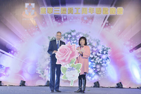 癸巳年主席陈婉珍博士（右）以心关怀员工，捐出一百万元作为员工福利用途。