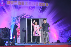 癸巳年主席陈婉珍博士（左）伙拍著名魔术师李行齐先生表演瞬间转移，为在场每位参加者带来惊喜。