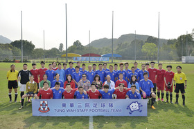 董事局成员、高级职员及一众嘉宾与东华足球队拍照留念。