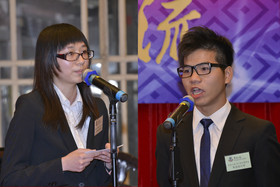 得奖学生阮树瑞张同学（左）及郑德卫同学（右）在台上分享感受。
