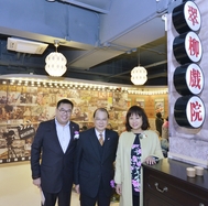 张建宗局长（中）与癸巳年主席陈婉珍博士（右）及李鋈麟副主席于院舍内的怀旧影院合照。