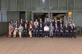 施荣恒主席（前排左六）及董事局成员与教育局吴克俭局长（前排右七）及各官员于本院属下社会企业爱烘焙餐厅合照。