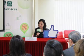 衞生署控烟办公室主管黄宏医生支持东华三院戒烟综合服务中心设立网上互动戒烟平台。