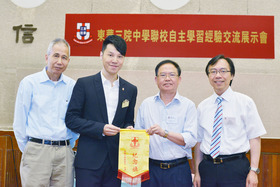 学务委员会主任委员王贤志副主席（左二）致送纪念品予叶祖贤太平绅士（右二）。