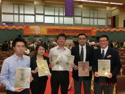 本院助理物业经理田志荣先生（左三）、助理物业经理林惠卿小姐（左二）及获颁发「优异保安员奖」的资深管理员李启鸿先生（右一）等于颁奖礼上合照。