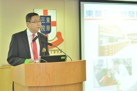 施荣恒主席向香港大学李韶暑期计划的学生讲解东华三院的服务理念。