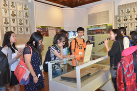 学生参观东华三院文物馆，细心聆听导赏员讲解。