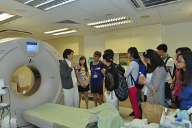 学生参观东华三院计算机扫描中心，见识全球最先进的3 2 0 排动态容积计算机断层素描仪。