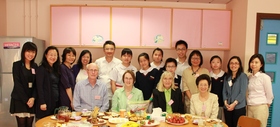 来自美国的启发潜能教育顾问团到访东华三院冯黄凤亭中学，与该校师生合照。
