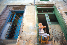 麦永接医生在圣地牙哥摄下一名老太太，他禁不住赞美她为「古巴梦露」。