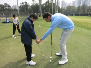 香港哥尔夫球会于活动当天举办高球体验课程，由专业导师教导，让二十名东华三院属下小学学生能一尝打高球的乐趣。