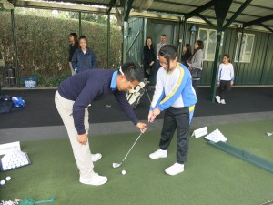 香港哥尔夫球会于活动当天举办高球体验课程，由专业导师教导，让二十名东华三院属下小学学生能一尝打高球的乐趣。
