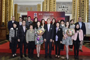 东华三院董事局成员与 2014年度香港小姐亚军王卓淇小姐(第一排右二)及季军何艳娟小姐(第一排左四)合照。