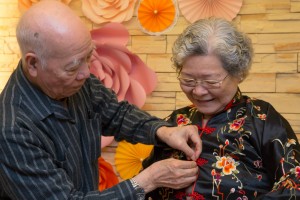 85岁的叶先生为太太再次著上58年前结婚的裙褂，重拾当年喜悦。