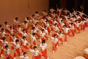 东华三院幼稚园联校表演武术大汇演。