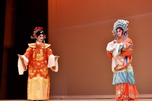 东华三院吕润财纪念中学表演粤曲「打金枝」。
