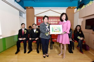 东华三院第一副主席何超蕸小姐致送纪念品予东华三院顾问成员陈婉珍博士BBS。