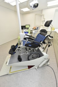 「东华三院施黄瑞娟纪念牙科中心」内特设的轮椅辅助设施，让轮椅使用者毋须离开轮椅便可接受口腔检查及牙科治疗。