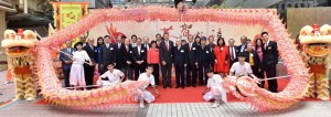 东华三院郭一苇中学的龙狮队于春节团拜上表演后与董事局成员合照。
