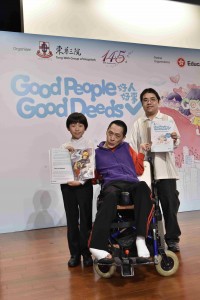 （右起）香港耀能协会郭启业先生、刘元先生和刘见之小朋友为发声作品集插画师，使每篇故事增添色彩。