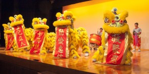 东华三院鹤山学校学生于校庆典礼上表演，庆祝该校十周年校庆。