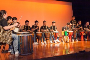 东华三院鹤山学校学生于校庆典礼上表演，庆祝该校十周年校庆。