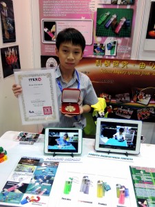 东华三院高可宁纪念小学寕康临同学于「马来西亚国际创新发明科技展览ITEX 2015」中勇夺三项大奖，为港争光。