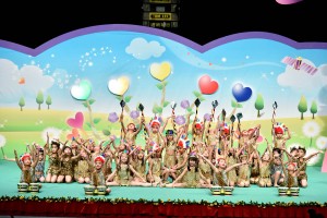 幼稚园学生于东华三院幼稚园联校毕业典礼上表演。