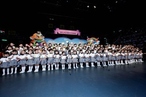 幼稚园学生于东华三院幼稚园联校毕业典礼上表演。