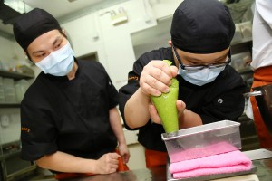 「京都抹茶手工蛋糕」的制作过程。