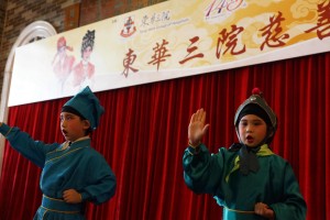 东华三院属下学校学生在记者招待会上的精彩粤剧表演。