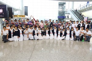 东华三院吴祥川纪念中学的学生欢迎该校拉丁舞队。