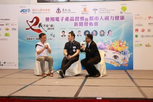香港失明人健体会副主席李启德先生(左一) 真实个案分享，鼓励都市人珍惜视力健康。