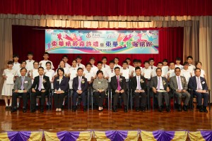 逾三十位于香港中学文凭试考获最佳四科24分或以上成绩的东华三院学生，在典礼上获嘉许状。