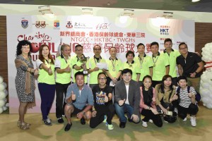 东华三院主席何超蕸小姐(后排右五)颁奖予队际杯冠军的得奖队伍。