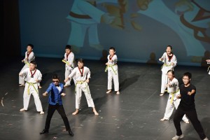 学生于东华三院特殊学校联校毕业典礼上表演。