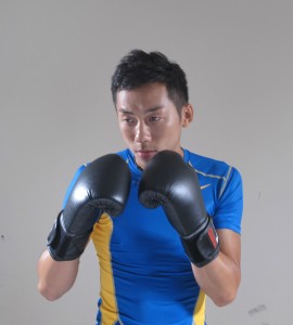 香港首位职业西洋拳拳击手、香港拳王之称的曹星如到访东华三院赛马会复康中心，戴上拳套，准备拍摄。