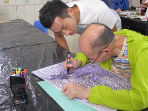 曹星如欣赏i-dArt残疾艺术家梁日洪先生的画作。