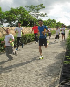 曹星如与一众iRun特殊马拉松参加者练跑，一同推广「伤健共融」。
