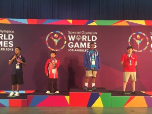 黎幸鑫（左二）于「2015特殊奥林匹克夏季世界比赛」颁奖台上接受奖项嘉许，他在是次赛事中勇夺滚球项目2银1铜。