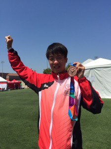 东华三院徐展堂学校中五学生区俊华（轻度组），他于「2015特殊奥林匹克夏季世界比赛」田径项目中，勇夺1银2铜。