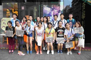 图九为炎热的天气阻挡不了志愿者的善心，超过9千名志愿者参与了东华三院的卖旗日。