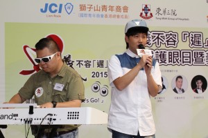 星级护眼大使叶文辉先生(啤梨)(右) 联同护眼推广大使阿康演唱 “I Believe”，向社区宣扬健康讯息。