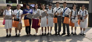 图四、五、六及七为东华三院董事局成员走遍全港多区卖旗筹款，又鼓励在场的志愿者。